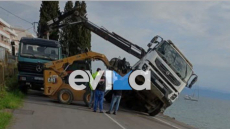 Φορτηγό ντελαπάρισε λόγω υποχώρησης του παραλιακού δρόμου στην Αιδηψό - Δείτε φωτογραφίες