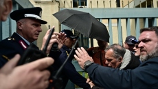 Οδηγοί ταξί: Μικροεπεισόδια στη συγκέντρωση έξω από το υπουργείο Υποδομών και Μεταφορών, δείτε βίντεο