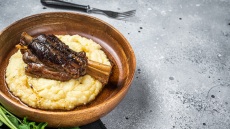 Αρνάκι με πουρέ πατάτας