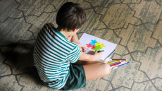 Αυτισμός και ψευδοεπιστήμη: Τα «ένοχα» εμβόλια, οι ψυχρές μητέρες και οι θεραπείες με δίαιτες ή χημικά καθαριστικά 