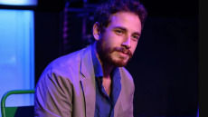 Cem Yiğit Üzümoğlu: Ποιος είναι ο Τούρκος ηθοποιός που ακύρωσε την εμφάνισή του σε ελληνικό θέατρο λόγω απαγόρευσης Ερντογάν 