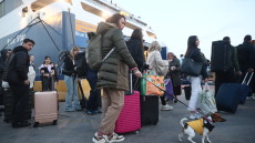 Κορυφώνεται η έξοδος των εκδρομέων του Πάσχα - Γεμάτα τα πλοία, στον Πειραιά ο Κικίλιας