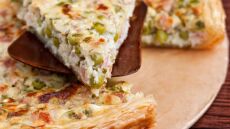 Κις λορέν με μπεσαμέλ και ανοιξιάτικα λαχανικά