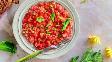 Πασχαλινό ημερολόγιο 2025: Έθιμα και 5 συνταγές για τη Μεγάλη Παρασκευή