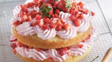 Τούρτα με ραβανί καρύδας και φράουλες