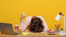 Υπνηλία: Οι ειδικοί προειδοποιούν για τις συνέπειες αυτού του «αθώου» συμπτώματος – Πού μπορεί να οφείλεται