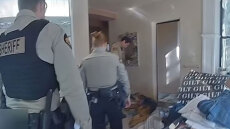 Τζιν Χάκμαν: Το συγκινητικό βίντεο με τον σκύλο του ζευγαριού να στέκεται δίπλα στο άψυχο σώμα της Αρακάουα