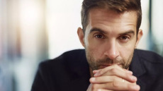 6 σιωπηλές συμπεριφορές που μόνοι μας επιλέγουμε και οδηγούν στη δυστυχία