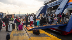 Αυξημένη η κίνηση στα λιμάνια της Αττικής - Πάνω από 22.000 επιβάτες αναχωρούν σήμερα από τον Πειραιά