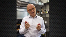 Ο Γερμανός πρέσβης στην Αθήνα έβαψε κόκκινα αυγά και έστειλε ευχές για το Πάσχα