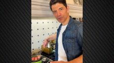 Ο Σάκης Ρουβάς μπήκε στην κουζίνα και έβαψε τα πασχαλινά αυγά με φυσικά υλικά - Δείτε βίντεο