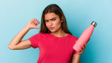 5 κινήσεις που διώχνουν τα βακτήρια από το επαναχρησιμοποιούμενο μπουκάλι νερού