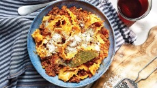 Η συνταγή της ημέρας. Ζυμαρικά με κιμά λουκάνικου. Το μενού της εβδομάδας (21/4 έως 27/4)