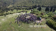 Αναπαράσταση της Αποκαθήλωσης στη Μαγνησία: Πιστοί στον Όθρυ συνόδευσαν τον Χριστό στη σπηλιά - Δείτε βίντεο και φωτογραφίες