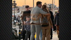 Αγκαλιασμένοι στην Αίγινα η Ντορέττα Παπαδημητρίου και ο Γιώργος Γεροντιδάκης - Δείτε φωτογραφίες 