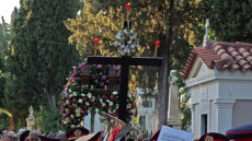 Εκατοντάδες πιστοί στην ξεχωριστή περιφορά του Επιταφίου στο Α' Νεκροταφείο Αθηνών - Δείτε βίντεο