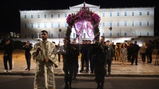 Τι ώρα βγαίνει ο Επιτάφιος σήμερα (18/4) - Πότε είναι η περιφορά τη Μεγάλη Παρασκευή 