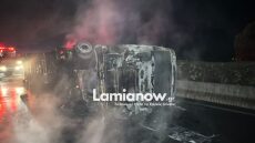 Τροχαίο δυστύχημα στην Αθηνών-Λαμίας με νεκρό 53χρονο Βούλγαρο οδηγό - Η νταλίκα ανετράπη και πήρε φωτιά