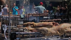 Πάσχα: Ψησταριές με αρνιά και κοκορέτσια στην Αθήνα, δείτε βίντεο