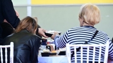 Πασχαλινό γεύμα για ευάλωτους από τον Δήμο Αθηναίων - «Είμαστε όλοι μια οικογένεια» δήλωσε ο Χάρης Δούκας