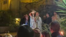 Κεφαλλονίτης παπάς άναψε δυναμιτάκι... με το Άγιο Φως – Δείτε βίντεο