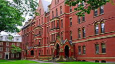 Το Χάρβαρντ προσφεύγει στη Δικαιοσύνη κατά του Τραμπ για τις περικοπές χρηματοδότησης