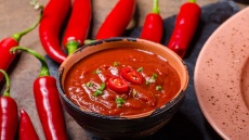 Πόσο καυτερή είναι τελικά η Sriracha; Και σε ποιες συνταγές ταιριάζει καλύτερα;