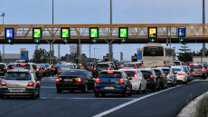 Ακόμη συνεχίζεται η ταλαιπωρία των εκδρομέων του Πάσχα, μποτιλιάρισμα στην Αθηνών - Κορίνθου από την Κινέτα έως τη Νέα Πέραμο