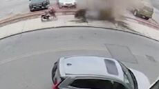 Παραλίγο τραγωδία στη Νέα Υόρκη: Φρεάτιο εκρήγνυται δίπλα σε γυναίκα με παιδιά - Δείτε το βίντεο