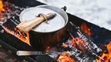 Η επιστροφή του πήλινου και της γάστρας αναβιώνει το αργό μαγείρεμα