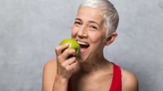 Εμμηνόπαυση: Ο ιδανικός συνδυασμός για δυνατά οστά μετά τα 55