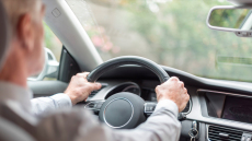 Αυστηρά μέτρα για τους ηλικιωμένους οδηγούς - Ποιοι αφήνουν το τιμόνι στα 65 και ποιοι στα 67