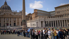 Εξετάζεται παράταση στο λαϊκό προσκύνημα για τον Πάπα - Πάνω από 100.000 πιστοί στην πλατεία του Αγίου Πέτρου για το «ύστατο χαίρε»
