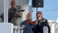 Ο 6χρονος βιολιτζής που ξεσήκωσε πανηγύρι στον Κέχρο της Τήνου - Δείτε βίντεο