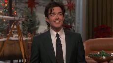 Ο Τζον Μαλέινι σατιρίζει την αστυνομία της Σάντα Φε για την έρευνά της σχετικά με τον θάνατο του Τζιν Χάκμαν - Δείτε βίντεο