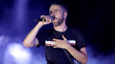 Ο ΛΕΞ ανακοίνωσε συναυλία στο ΟΑΚΑ και χιλιάδες στήνονται στη διαδικτυακή ουρά για ένα εισιτήριο