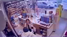 Άγιοι Ανάργυροι: Μπουκάρει σε καταστήματα με γυναίκες υπαλλήλους, τις απειλεί με μαχαίρι και αρπάζει τις εισπράξεις