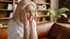 Εμμηνόπαυση: Όσο περισσότερο ταλαιπωρεί τις γυναίκες, τόσο αυξάνεται ο κίνδυνος αυτής της νευροεκφυλιστικής νόσου