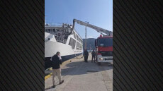 Έσπασε ο καταπέλτης πλοίου την ώρα που έδενε στην Ηγουμενίτσα - Έβγαλαν με «καλάθι» της Πυροσβεστικής τους επιβάτες - Δείτε βίντεο