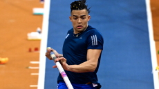 Ο Καραλής ανέβασε βίντεο μέσα από το ασθενοφόρο μετά τον τραυματισμό του στον αγώνα στην Κίνα - Βίντεο