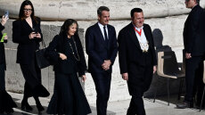 Στην κηδεία του Πάπα Φραγκίσκου ο Κυριάκος Μητσοτάκης, συνοδευόμενος από την σύζυγό του Μαρέβα