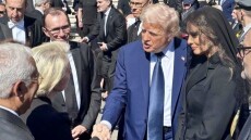 Μόνο μία σύντομη χειραψία αντάλλαξαν Τραμπ και Ούρσουλα φον ντερ Λάιεν στην κηδεία του πάπα Φραγκίσκου