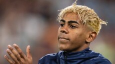 Με πλατινέ μαλλί εμφανίστηκε ο Γιαμάλ στον τελικό με την Ρεάλ - Έκανε ντεκαπαζιά, σχολίασε ο ΛΕΞ - Βίντεο