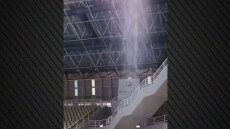 Βίντεο: Έβρεξε και μέσα... στο κλειστό κολυμβητήριο του ΟΑΚΑ κατά τη χθεσινή καταιγίδα