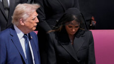 Πώς η Μελάνια «έσωσε» τον Τραμπ στην κηδεία του Πάπα – Οι τέσσερις λέξεις που του είπε 