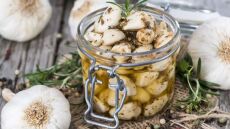 Πώς φτιάχνουμε σκόρδο κονφί για να νοστιμίσουμε τα φαγητά μας