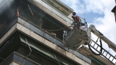 Αμπελόκηποι: Ο απεγκλωβισμός της γυναίκας από το σπίτι που φλεγόταν στη Μεσογείων - Δείτε βίντεο