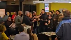 Ιανός: Η στιγμή της έντασης σε εκδήλωση για τα Τέμπη - Σπρωξίματα, συνθήματα και τρικάκια (βίντεο)