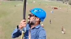 Κασμίρ: Τουρίστας έκανε zipline και από κάτω γινόταν η επίθεση με 26 νεκρούς