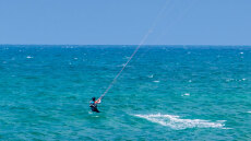 Επιχείρηση διάσωσης άνδρα που έκανε kitesurf στην Αρτέμιδα